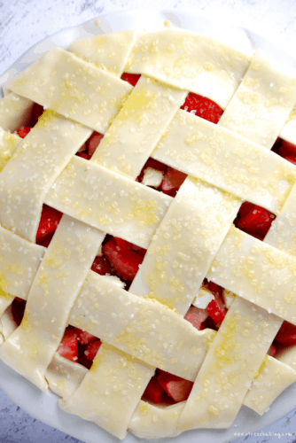 Strawberry Rhubarb Pie: Sweet strawberries combine with tart rhubarb for a perfectly balanced, juicy fruit pie! | stressbaking.com