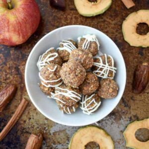 Apple Pie Energy Bites: An easy, raw, bite-sized, naturally sweetened snack that's perfect for fall! The flavor of apple pie without all the hard work and sugar! | stressbaking.com
