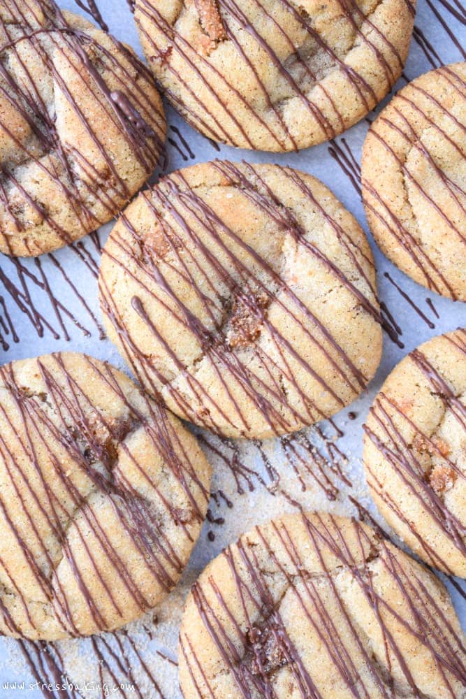 Maple Bacon Snickerdoodles: Chewy, soft snickerdoodles are kicked up a notch with maple flavor, candied bacon, and a drizzle of dark chocolate! | stressbaking.com
