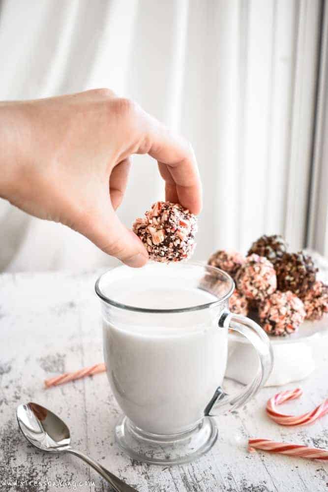 Peppermint Hot Chocolate Truffle Bombs: These festive little chocolate truffles are just waiting to be dropped in a mug of hot milk to create creamy and delicious peppermint mocha hot chocolate! | stressbaking.com