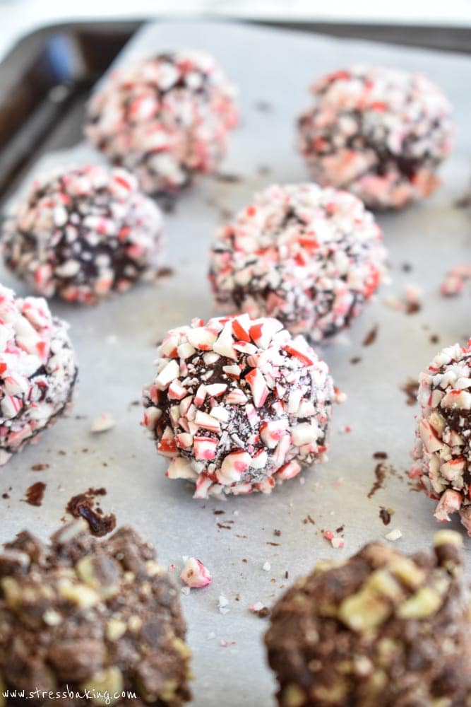 Peppermint Hot Chocolate Truffle Bombs: These festive little chocolate truffles are just waiting to be dropped in a mug of hot milk to create creamy and delicious peppermint mocha hot chocolate! | stressbaking.com