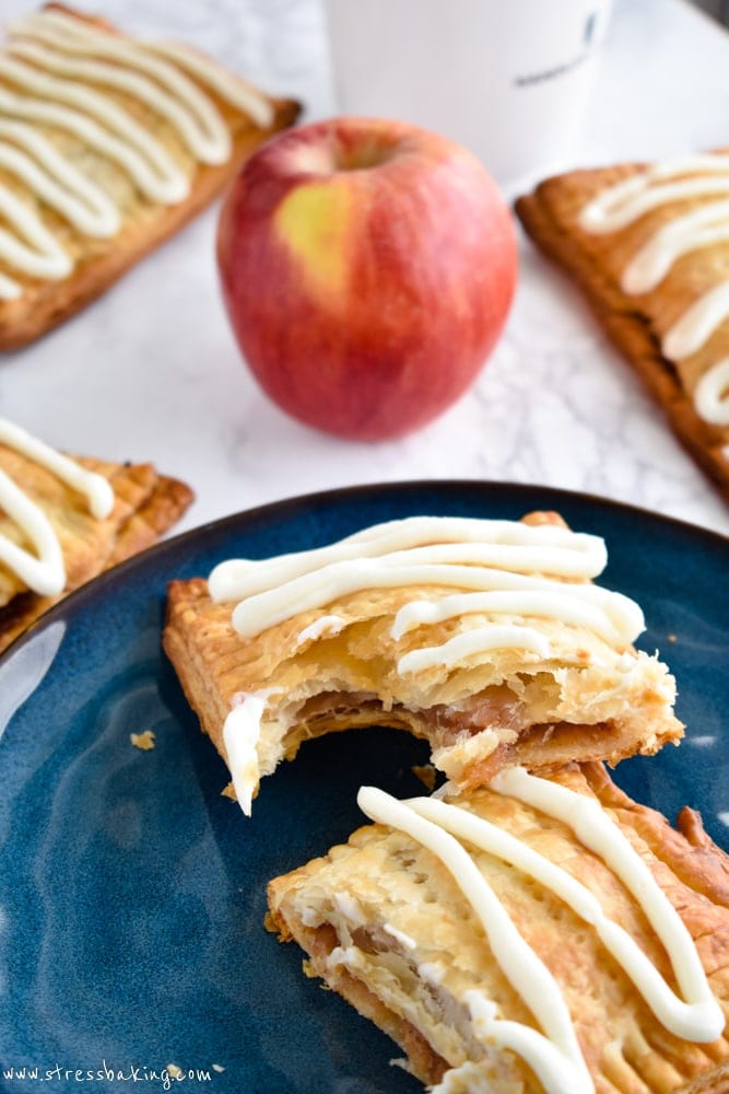 Homemade Apple Cinnamon Toaster Strudel: Nostalgia at its best! Puff pastry envelops warm a warm apple cinnamon filling and is topped with a hearty vanilla cream cheese drizzle. | stressbaking.com