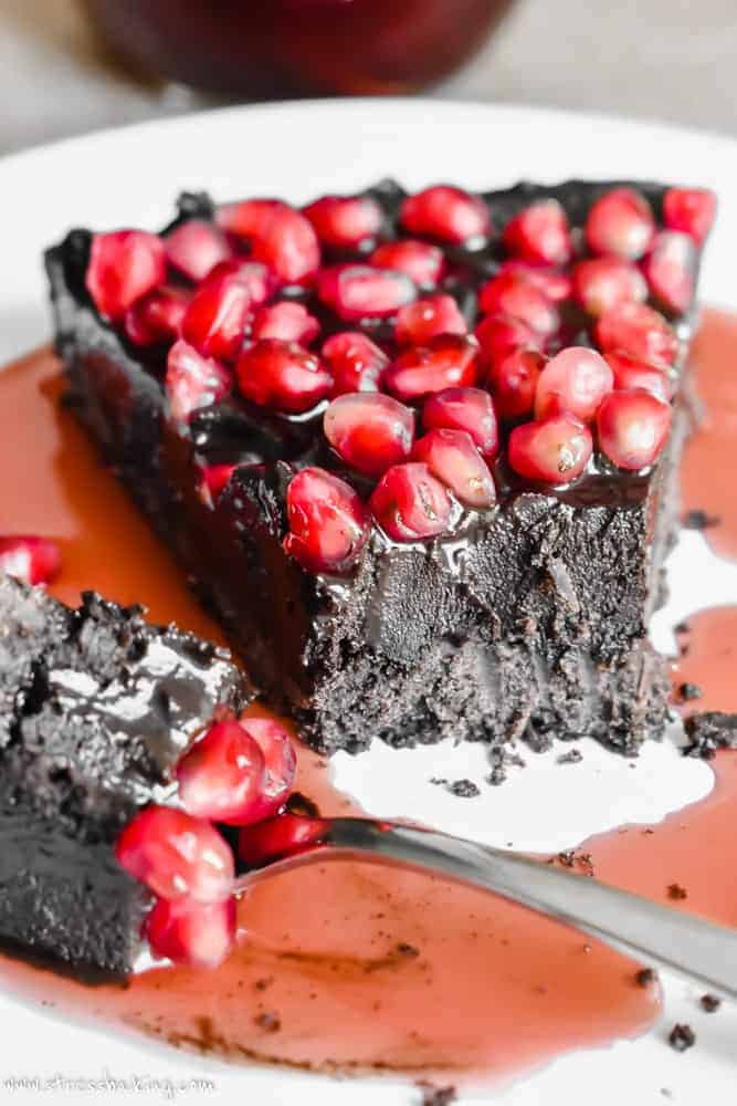 Salted Dark Chocolate Pomegranate Tart: This chocolate tart recipe has a chocolate cookie and coconut oil crust, is filled with a rich and decadent cashew chocolate cream and pomegranate juice, and topped with fresh pomegranate arils and a tangy pomegranate sauce. Rich chocolate and pomegranate are the perfect dessert combination for your winter! | stressbaking.com #stressbaking #chocolate #tart #pomegranate #coconutoil #cashewcream #dessert #Tresomega #OrganicsForLife #SamsClub